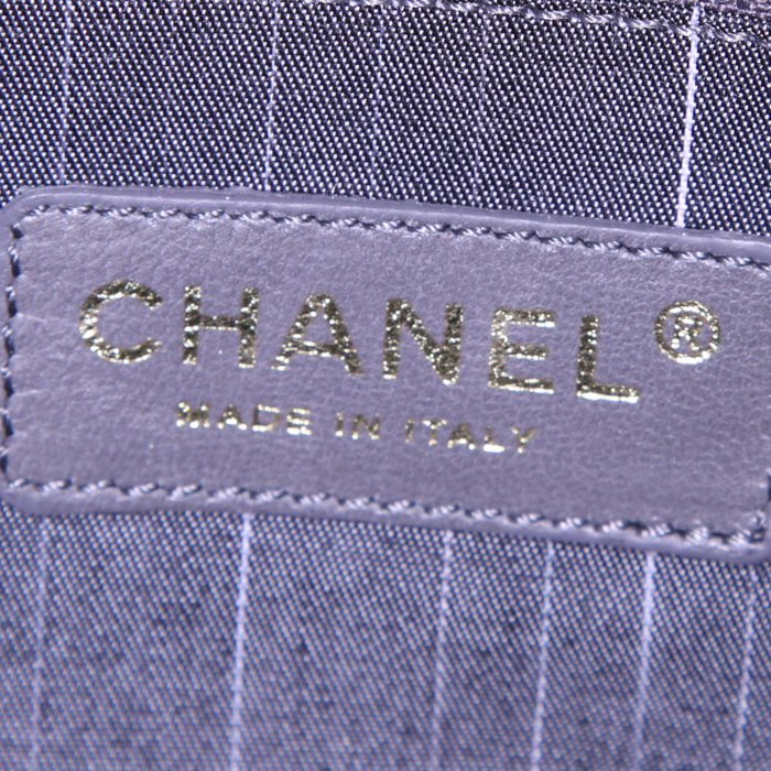 Sac/pochette Chanel On The Road en daim matelassé bleu et cuir rouge - Detail D3