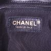 Bolso de mano Chanel Timeless en lona beige y negra - Detail D4 thumbnail