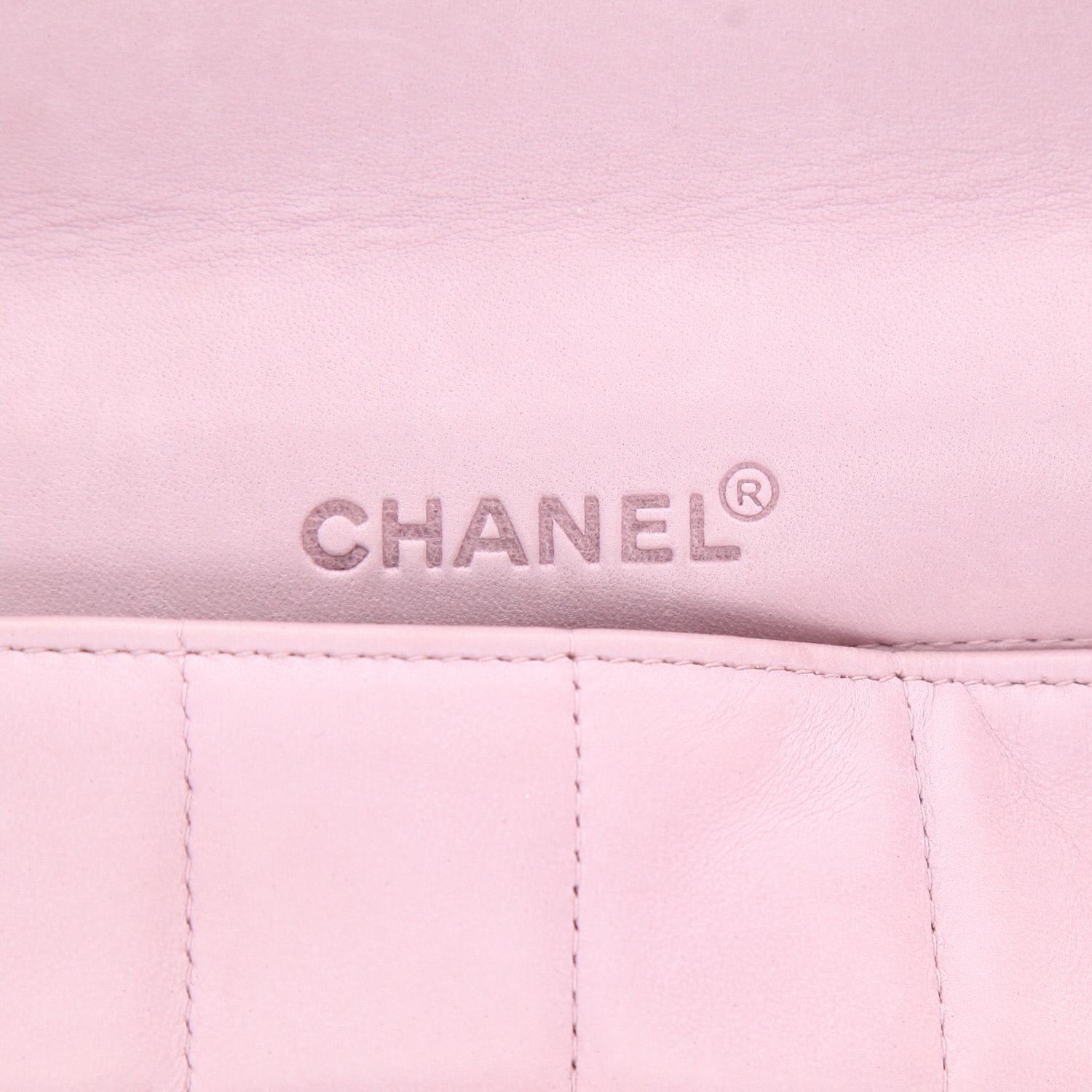 Sac à main Chanel  Baguette en cuir matelassé parme - Detail D2