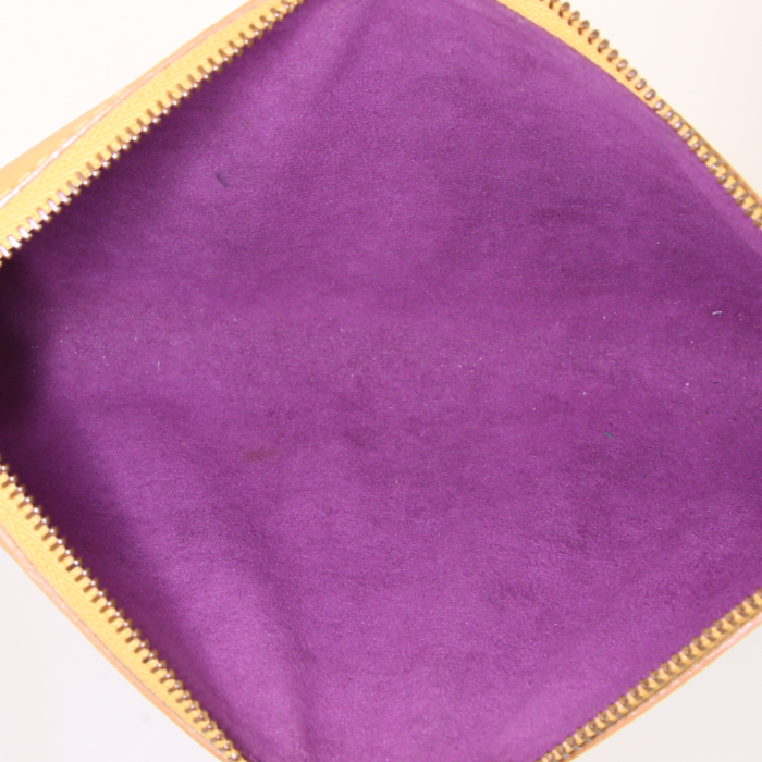 Pochette Louis Vuitton en cuir épi jaune - Detail D2
