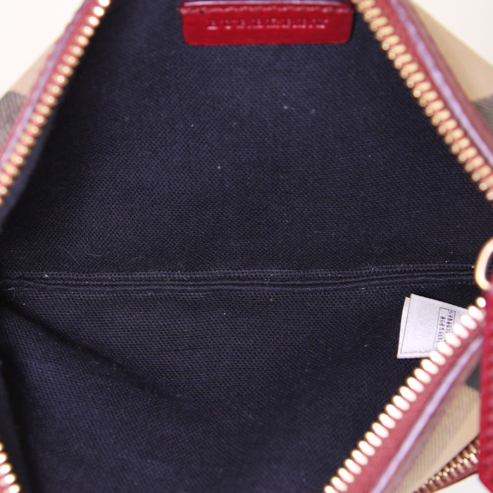 Pochette Burberry en toile Haymarket beige noire et rouge et cuir bordeaux - Detail D2