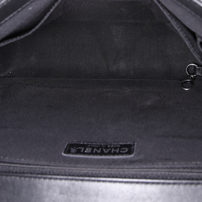 Bolso de mano Chanel Boy modelo grande en cuero acolchado negro - Detail D3