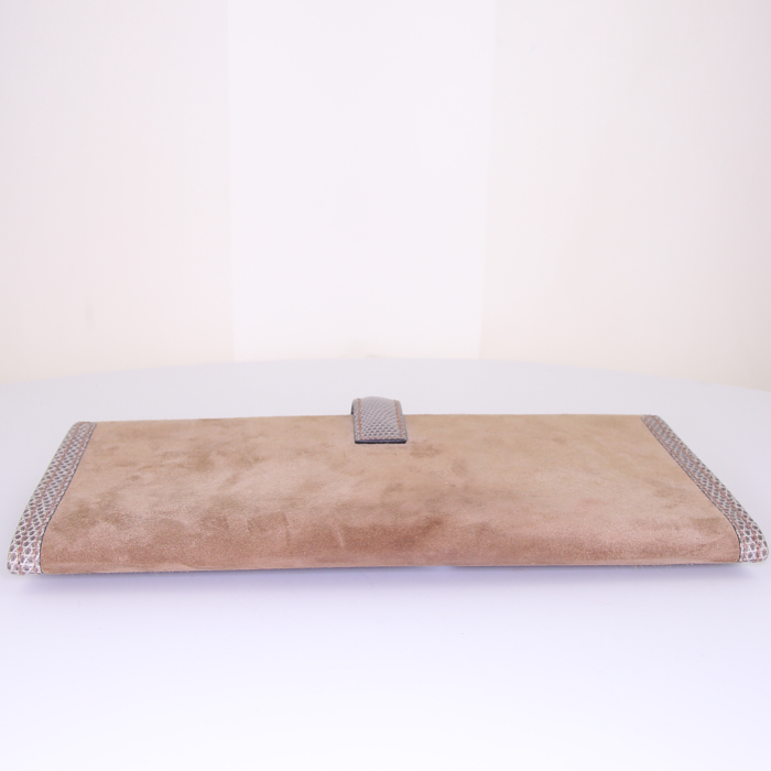 Bolsito de mano Hermes Jige en cuero de ternero doblis marrón y cuero marrón - Detail D5