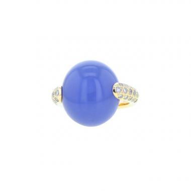 Bague Pomellato Luna grand modèle en or beige et calcédoine bleue