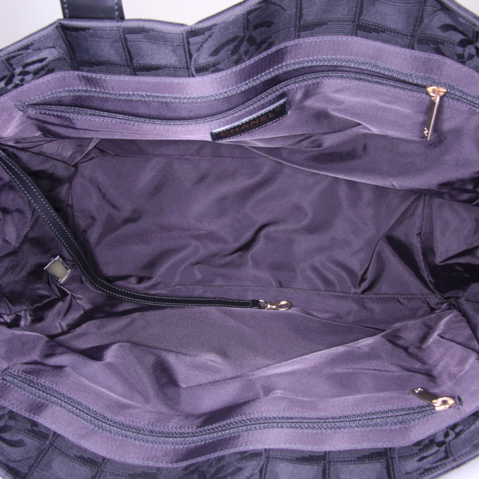 Chanel shopping bag in black logo canvas - Detail D2