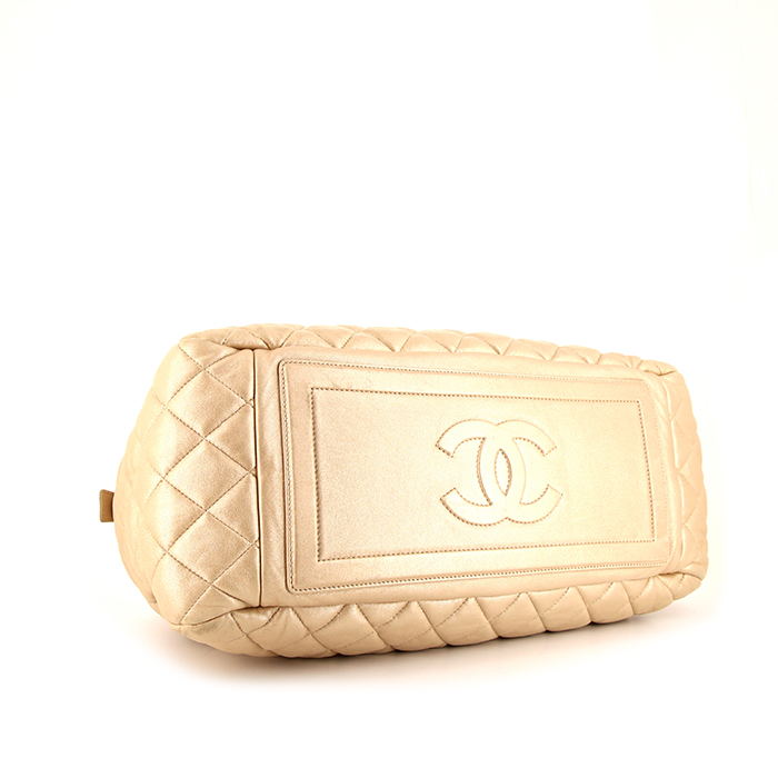 Chanel Coco Cocoon handbag in gold quilted leather - Detail D4