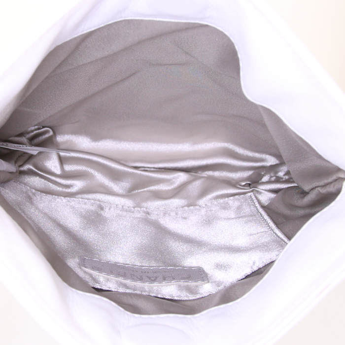 Bolso bandolera Chanel en cuero blanco y metal plateado - Detail D2
