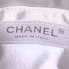 Borsa a tracolla Chanel in pelle bianca e metallo argentato - Detail D3 thumbnail