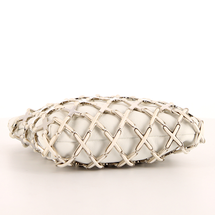 Sac bandoulière Chanel en cuir blanc et métal argenté - Detail D4