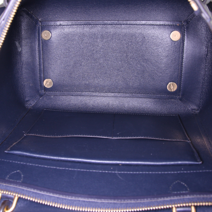 Sac à main Celine Belt grand modèle en cuir bleu-foncé - Detail D3