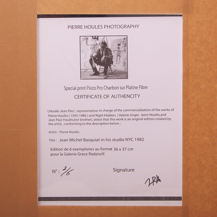 Pierre Houles, "Jean-Michel Basquiat in his studio in NYC 1982", framed photograph, signed and numbered - Detail D1