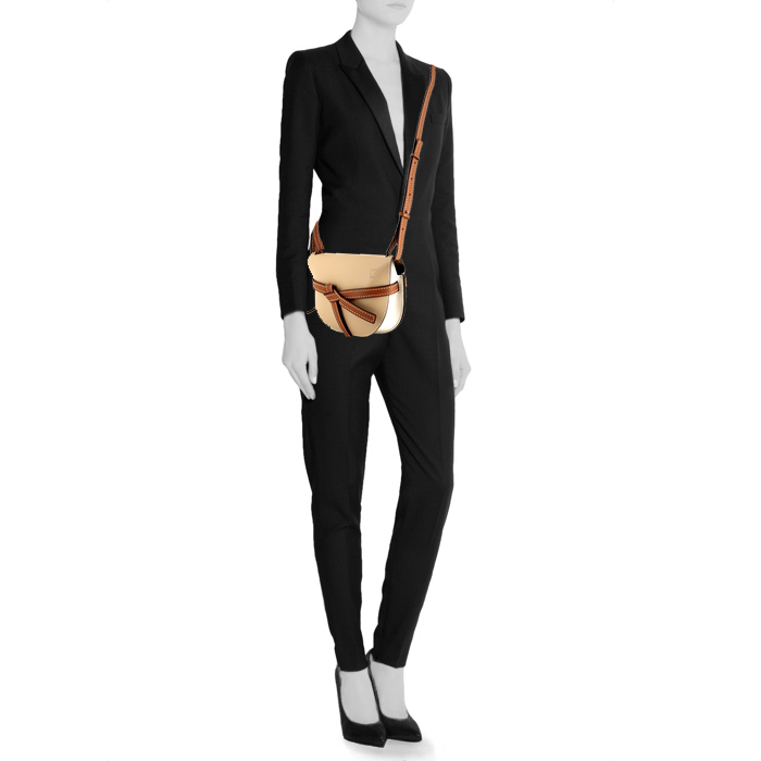 Loewe Gate shoulder bag in beige, white and brown leather - Detail D1