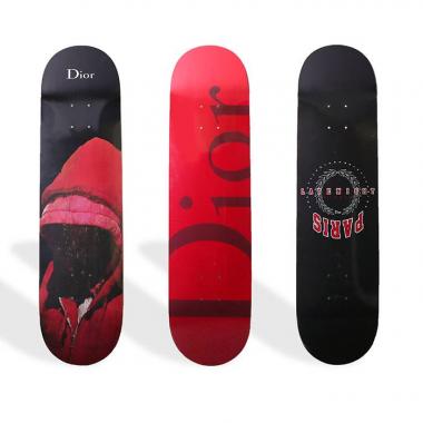 Dior x Kris Van Assche, Suite de trois planches de skateboard, sérigraphie sur bois, édition limitée de 2018