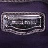Bolso bandolera Miu Miu en cuero acolchado gris - Detail D4 thumbnail
