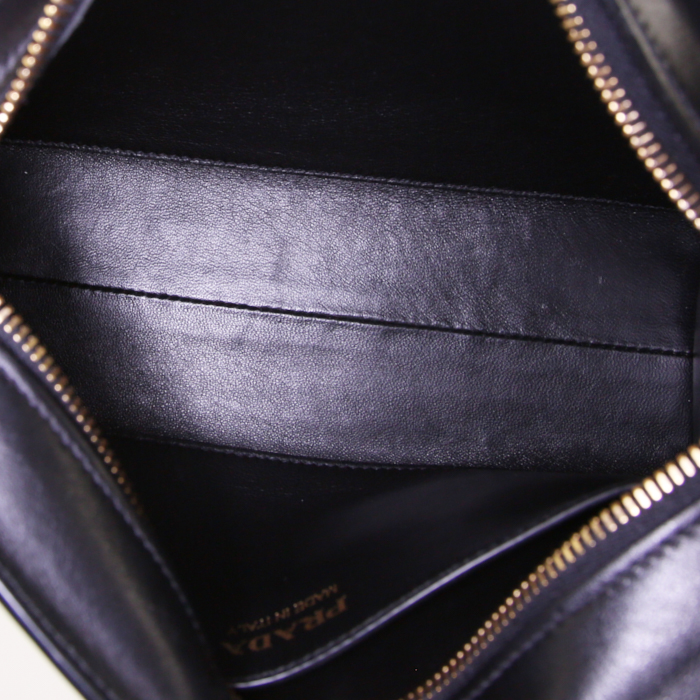 Prada shoulder bag in black leather saffiano - Detail D2
