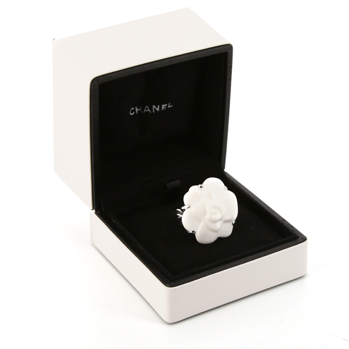 Chanel Camelia large model ring in agate and white gold - Detail D2