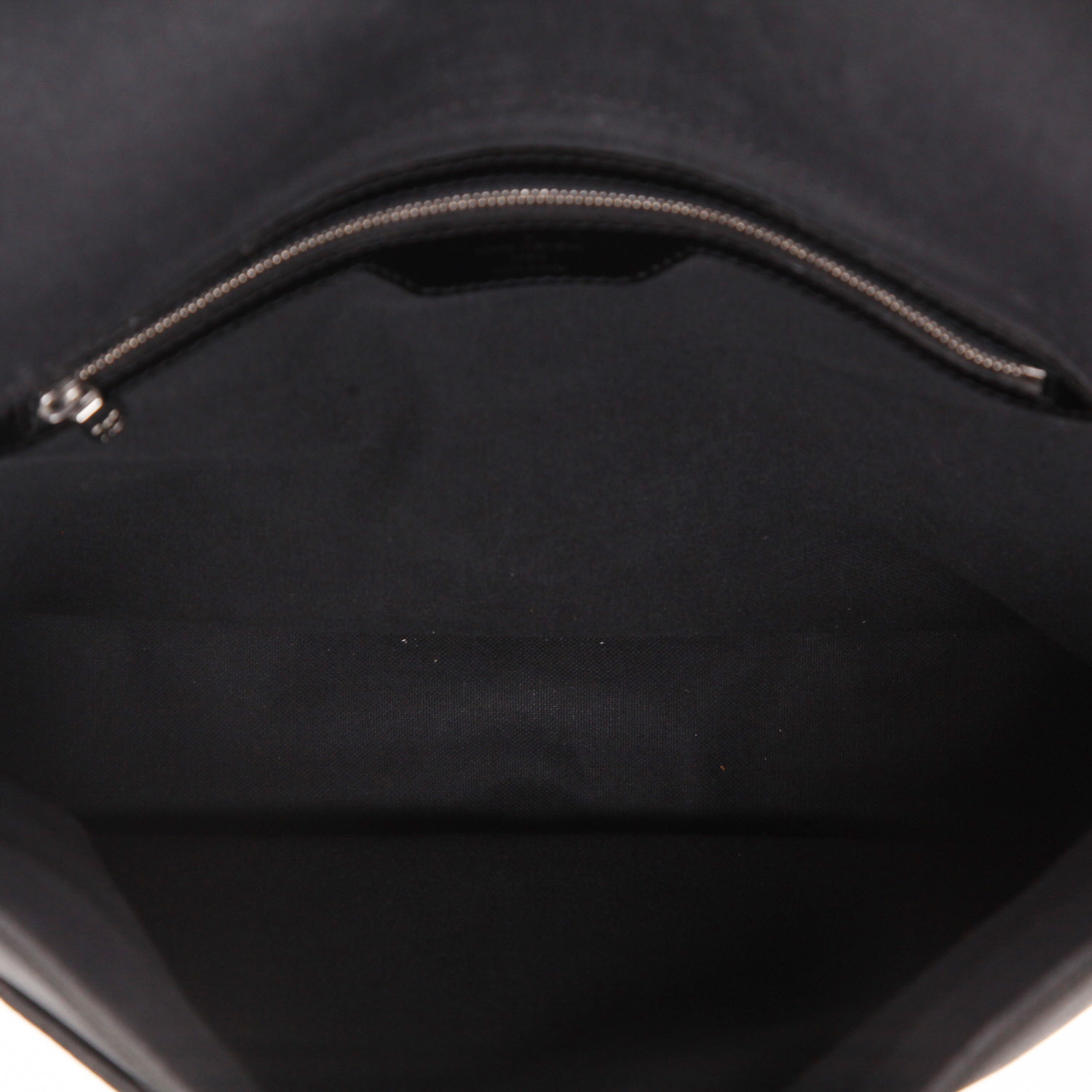 Louis Vuitton  Messenger shoulder bag  in black taiga leather - Detail D3