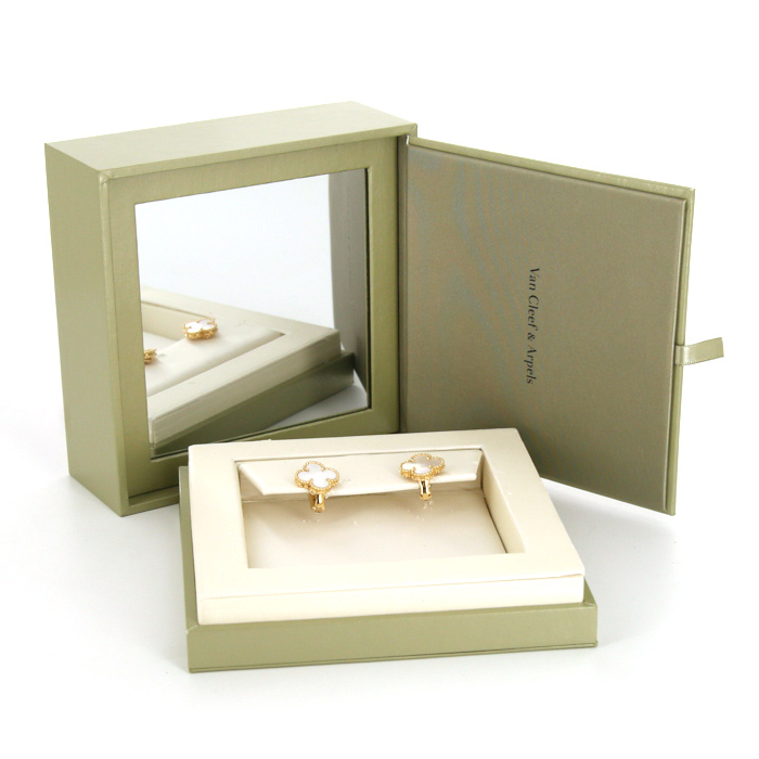 Van Cleef & Arpels Alhambra Vintage earrings in yellow gold and mother of pearl - Detail D2