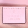 Sac bandoulière Gucci GG Marmont mini en cuir matelassé rose - Detail D4 thumbnail