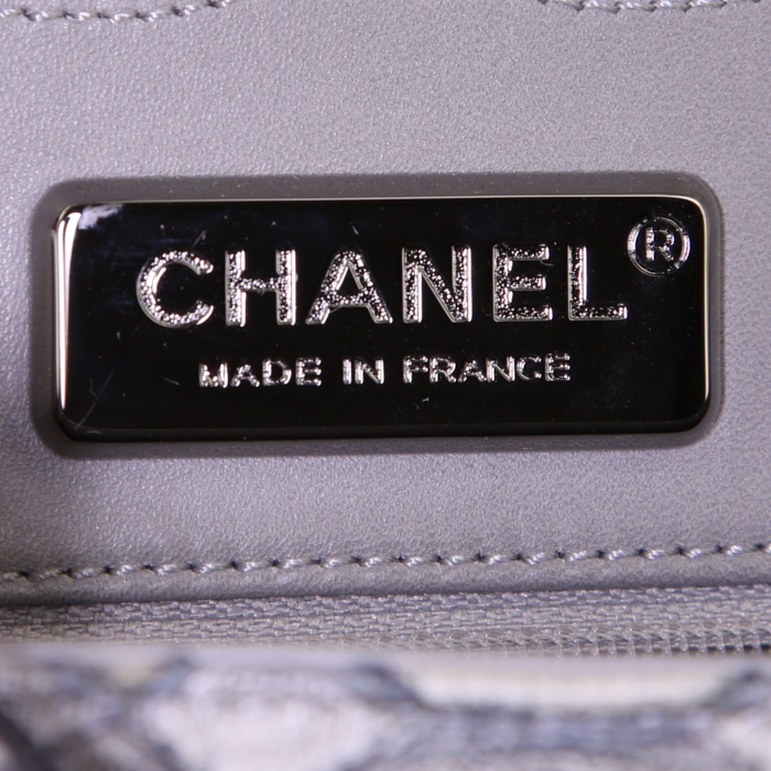 Sac à main Chanel Timeless jumbo en python gris - Detail D4