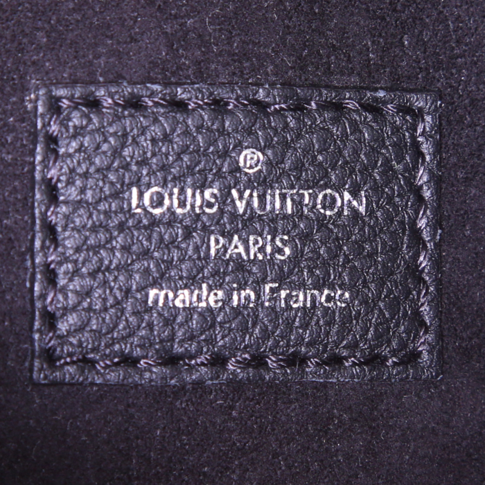 Bolso bandolera Louis Vuitton MyLockme BB en cuero granulado negro - Detail D3