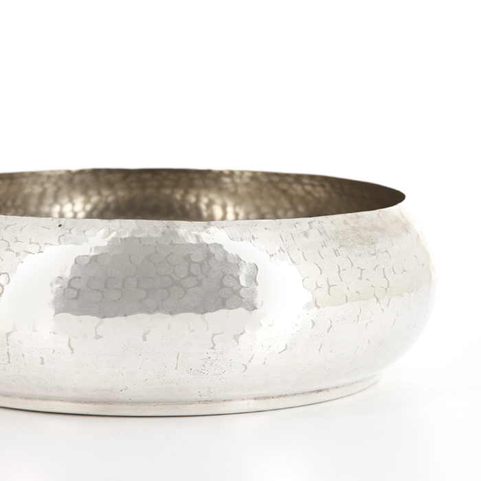 Christian Dior, grande coupe en métal plaqué argent martelé, signée