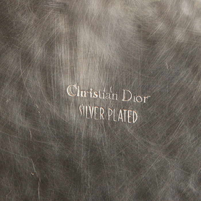 Christian Dior, grande coupe en métal plaqué argent martelé, signée - Detail D3