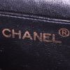 Bolso bandolera Chanel Vintage en terciopelo acolchado negro - Detail D3 thumbnail
