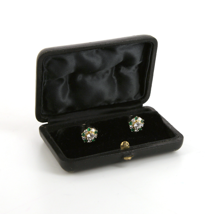 Paire de puces d'oreilles Vintage en or jaune,  diamants et émeraudes - Detail D2
