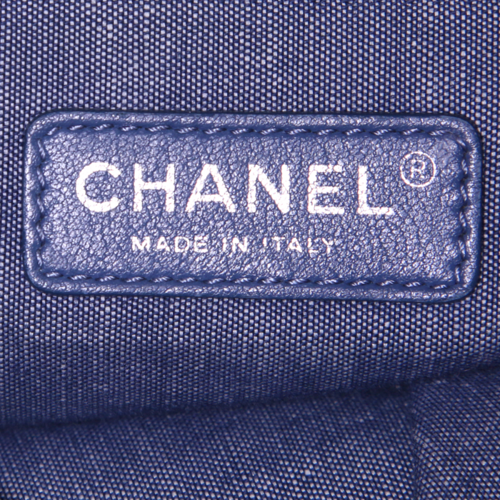 Sac à main Chanel en toile denim et toile grise - Detail D4