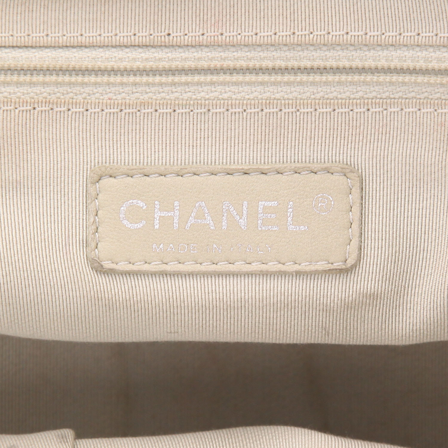 Bolso de mano Chanel Mademoiselle en cuero acolchado azul - Detail D2