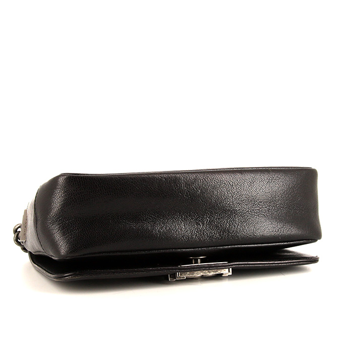 Sac bandoulière Chanel Boy en cuir matelassé dégradé noir et gris - Detail D5