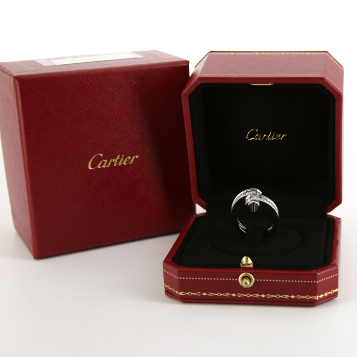 Bague Cartier Menotte en or blanc,  onyx et diamants - Detail D2