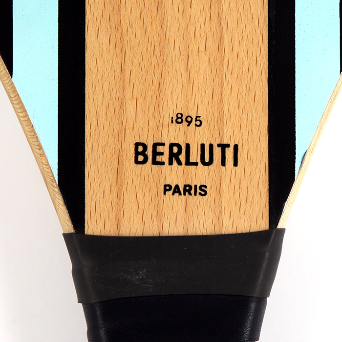 Berluti, jeu de raquettes de plage, collection capsule été 2019, en bois et cuir Venezia avec sa housse d'origine et balle en cuir - Detail D4
