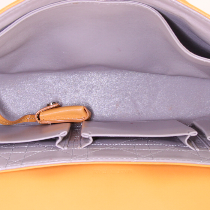 Sac à main Dior Miss Dior en cuir cannage jaune - Detail D2