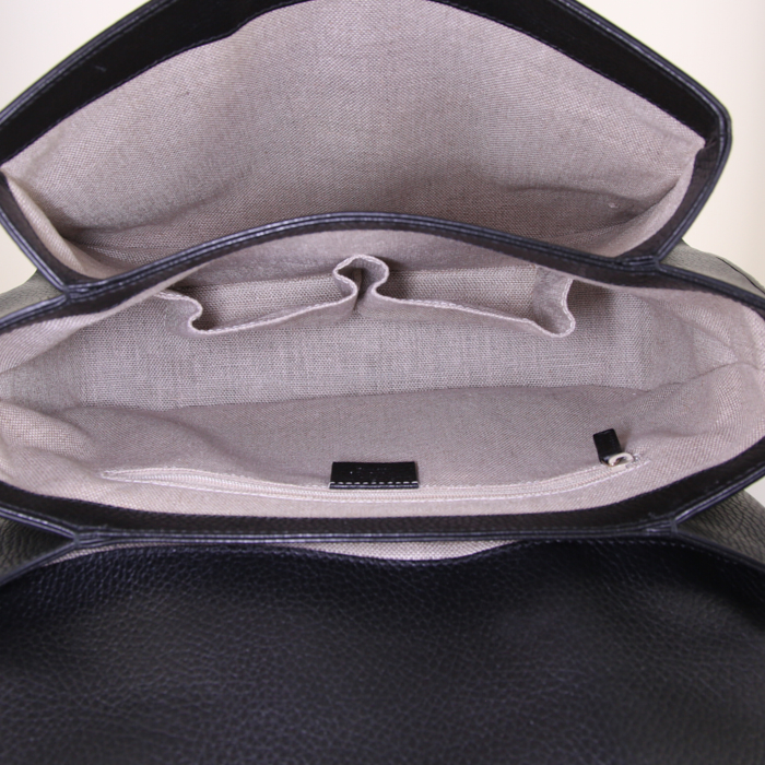 Gucci Interlocking G handbag in black grained leather - Detail D3