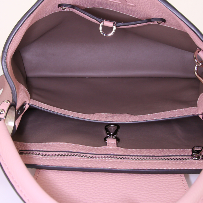 Borsa Louis Vuitton Capucines modello medio in pelle martellata rosa - Detail D3