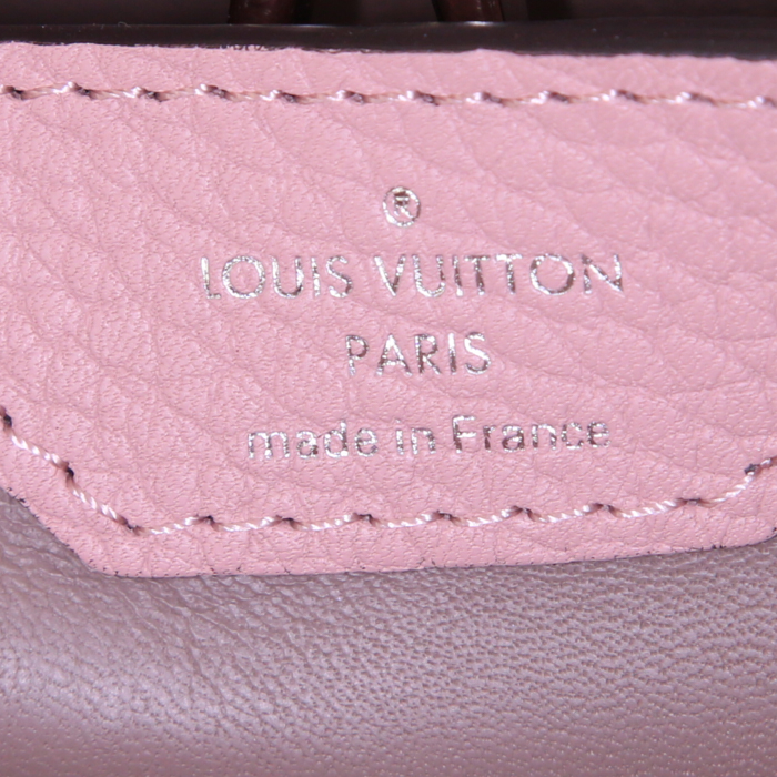 Borsa Louis Vuitton Capucines modello medio in pelle martellata rosa - Detail D4