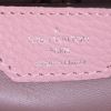 Louis Vuitton Capucines medium model handbag in pink grained leather - Detail D4 thumbnail