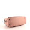 Borsa Louis Vuitton Capucines modello medio in pelle martellata rosa - Detail D5 thumbnail