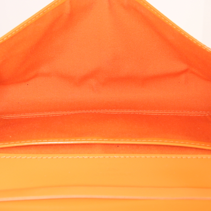 Pochette Louis Vuitton Honfleur en cuir épi orange - Detail D2