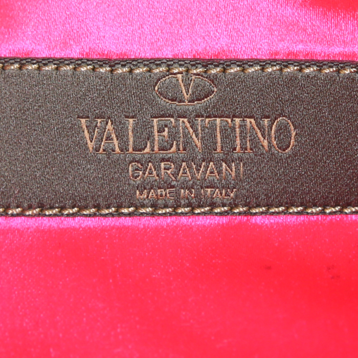 Bolso de noche Valentino Garavani Vavavoom en piedras de fantasía verdes, negras, plateadas y rosas y cuero caqui - Detail D4