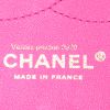 Bolso de mano Chanel Timeless jumbo en cuero acolchado rosa - Detail D4 thumbnail