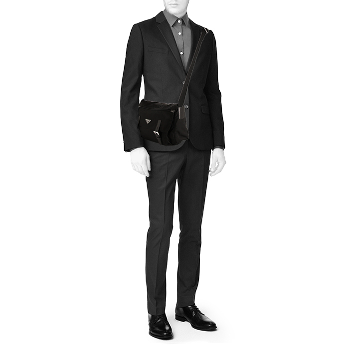 Sac bandoulière Prada en toile noire et cuir noir - Detail D1