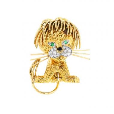 Broche-colgante época años 60 Van Cleef 
Arpels Lion Ebouriffé modelo grande en oro amarillo,  diamantes y esmeralda