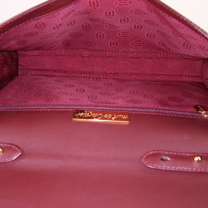 Bolso bandolera Cartier en cuero color burdeos - Detail D2