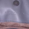 Sac à main Bottega Veneta en cuir tressé gris - Detail D3 thumbnail