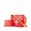 Bolso bandolera Louis Vuitton en charol Monogram rojo - 00pp thumbnail