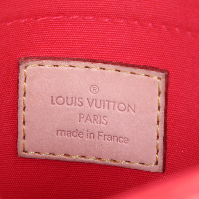 Sac bandoulière Louis Vuitton en cuir verni monogram rouge - Detail D3