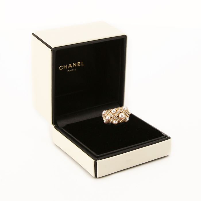 Bague bombée Chanel Baroque moyen modèle en or jaune,  perles et diamants - Detail D2